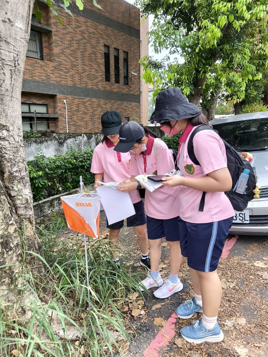 學生於定向控制點確認地圖 Students checking their map at an orienteering control point