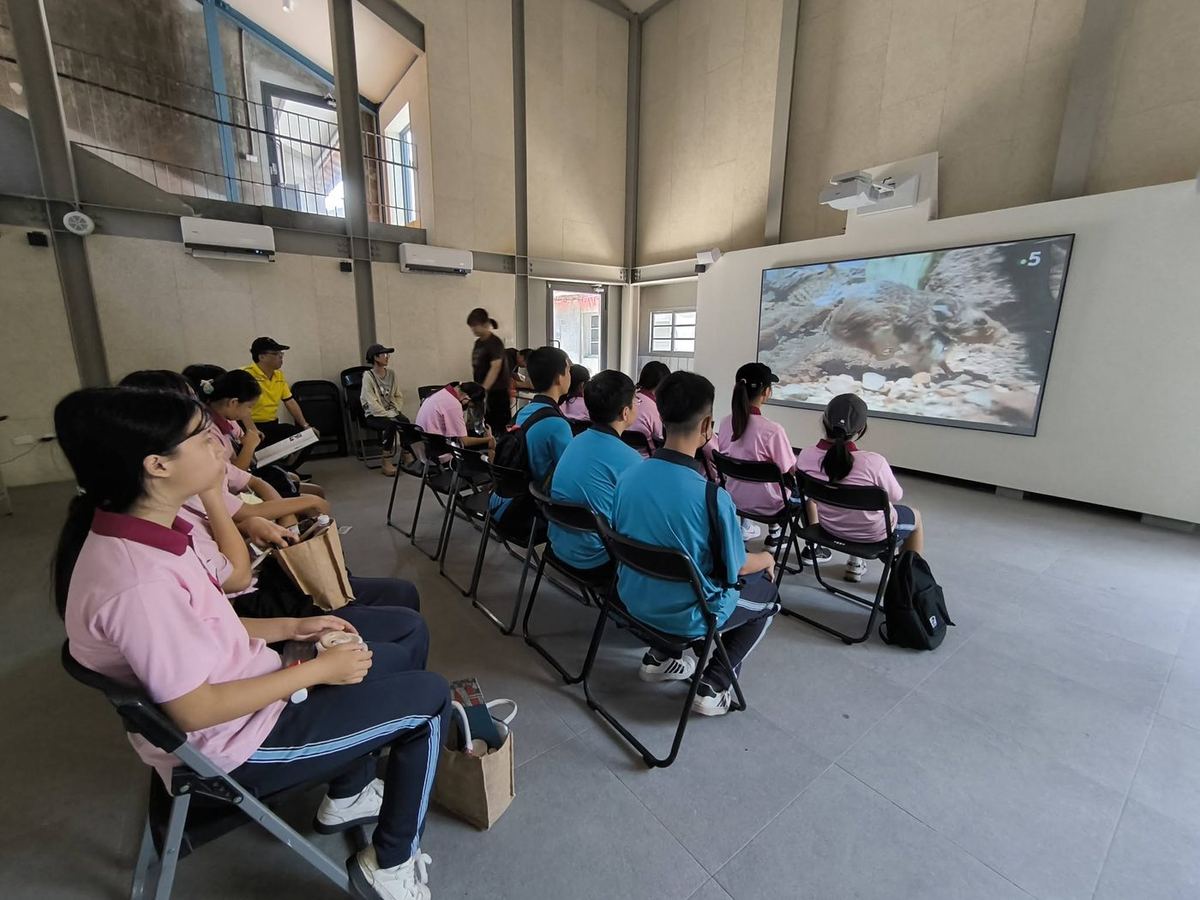 學生在館內觀看眷村歷史簡報 Students watching a presentation on the village's history