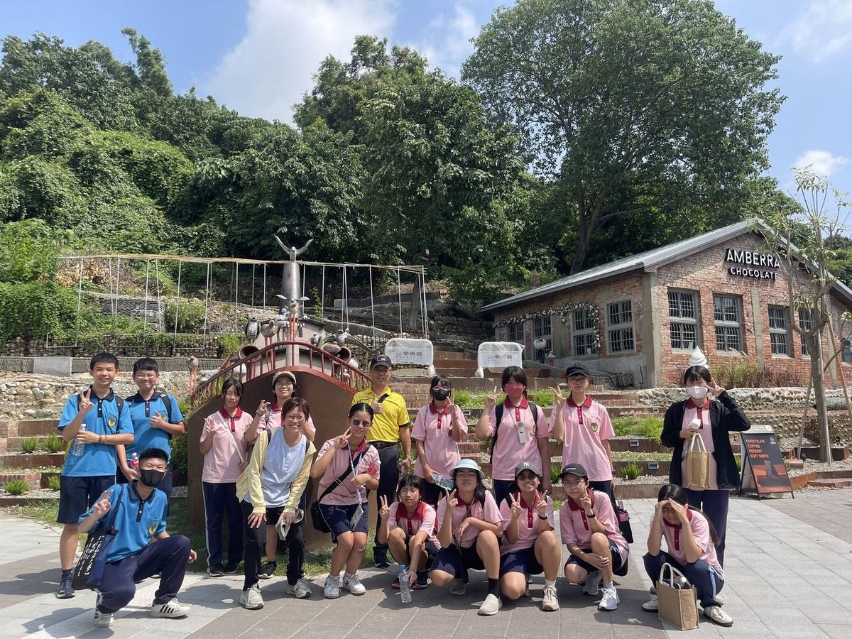師生於中興莊園區內合影 The group posing together inside Zhongxing Village