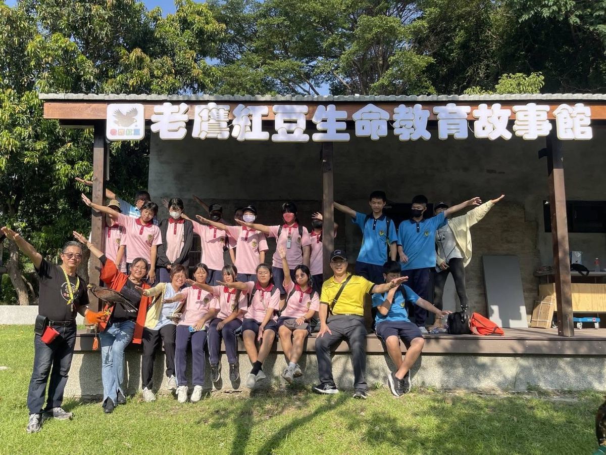 師生於老鷹紅豆生命教育故事館前展開雙臂合影 The group spreading their arms like wings for a final photo outside the Eagle Red Bean Story House