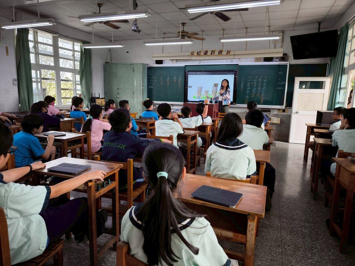 Pitou students in a smart classroom lesson 埤頭國中智慧教室上課情形