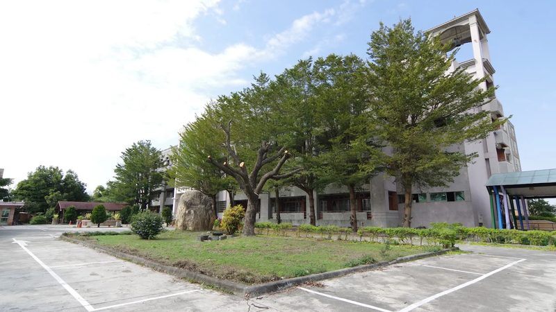 埔心國中校園老樹與鐘樓