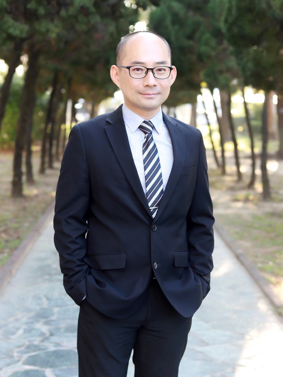 吳錫銘校長，在校園的松林步道上 · Principal Wu Xi-ming of Pusin Junior High School, on a pine-lined campus path