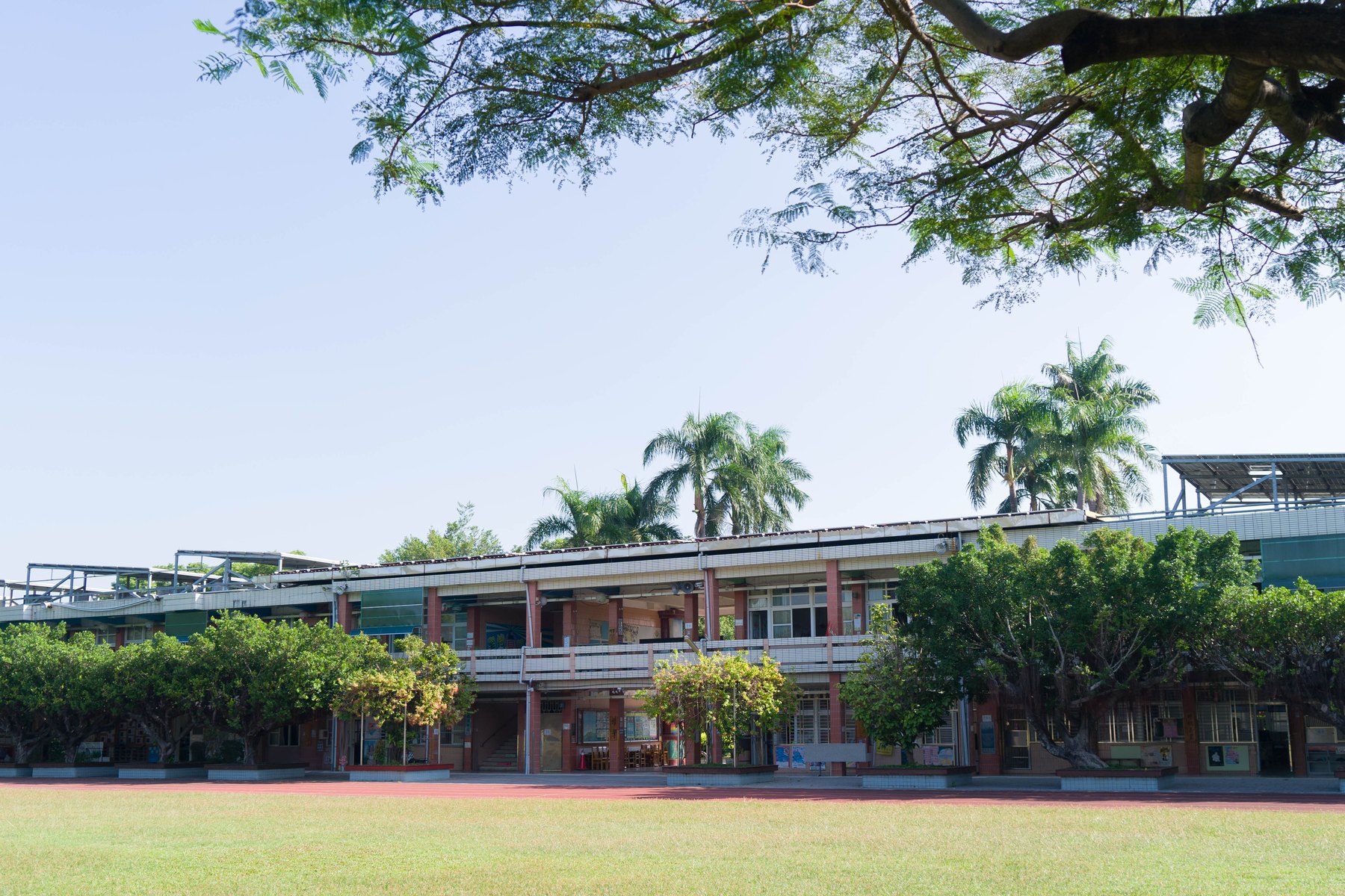 Raoming Elementary School campus and lawn · 饒明國小校舍與綠地