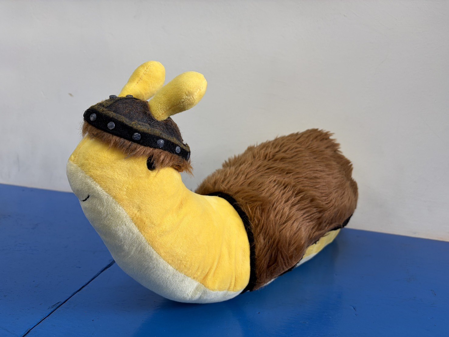 Windship Middle School's banana slug mascot wearing a pirate hat · Windship 中學戴海盜帽的香蕉蛞蝓吉祥物