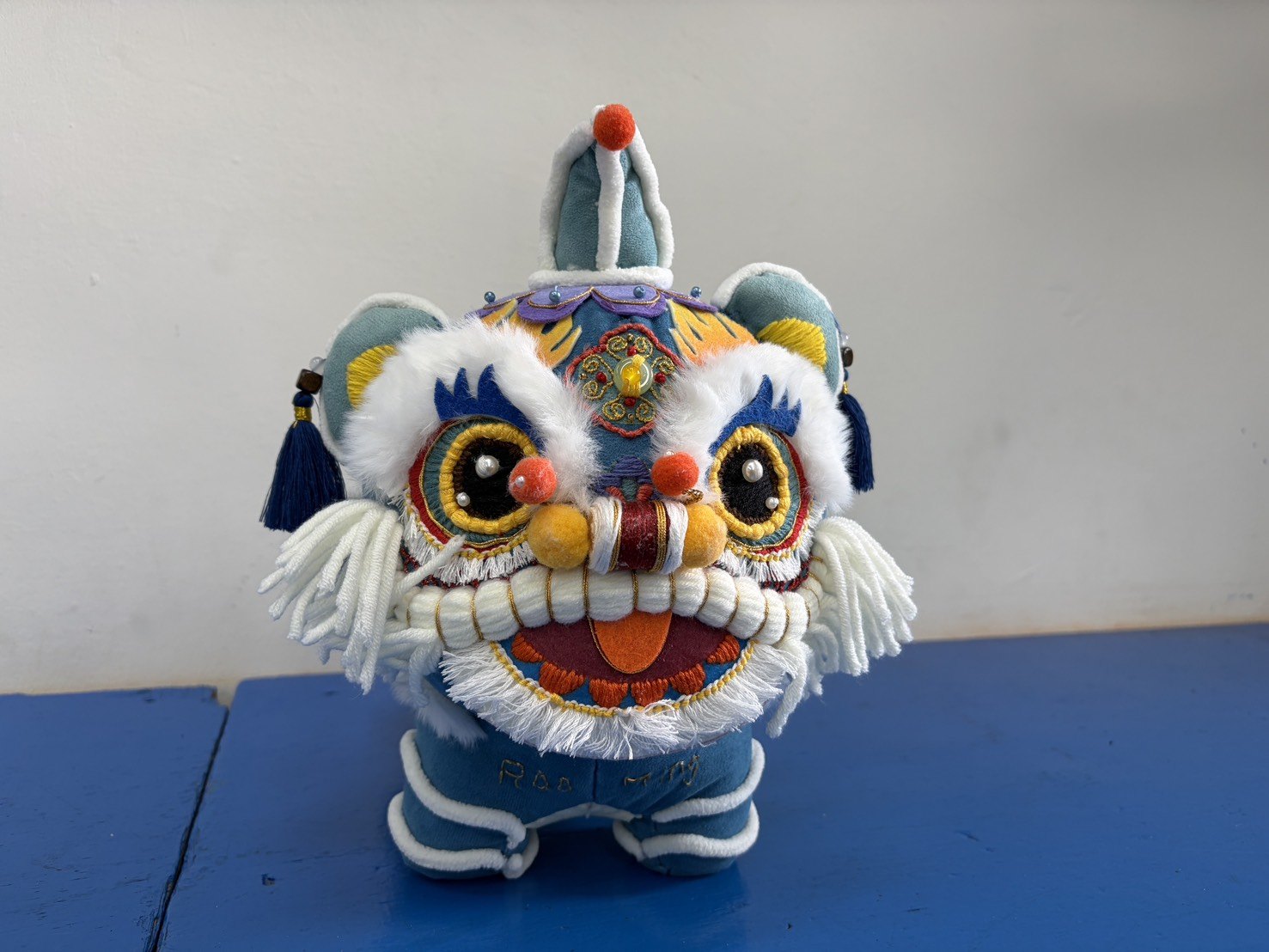 Raoming's hand-sewn lion dance mascot · 饒明國小手縫舞獅吉祥物
