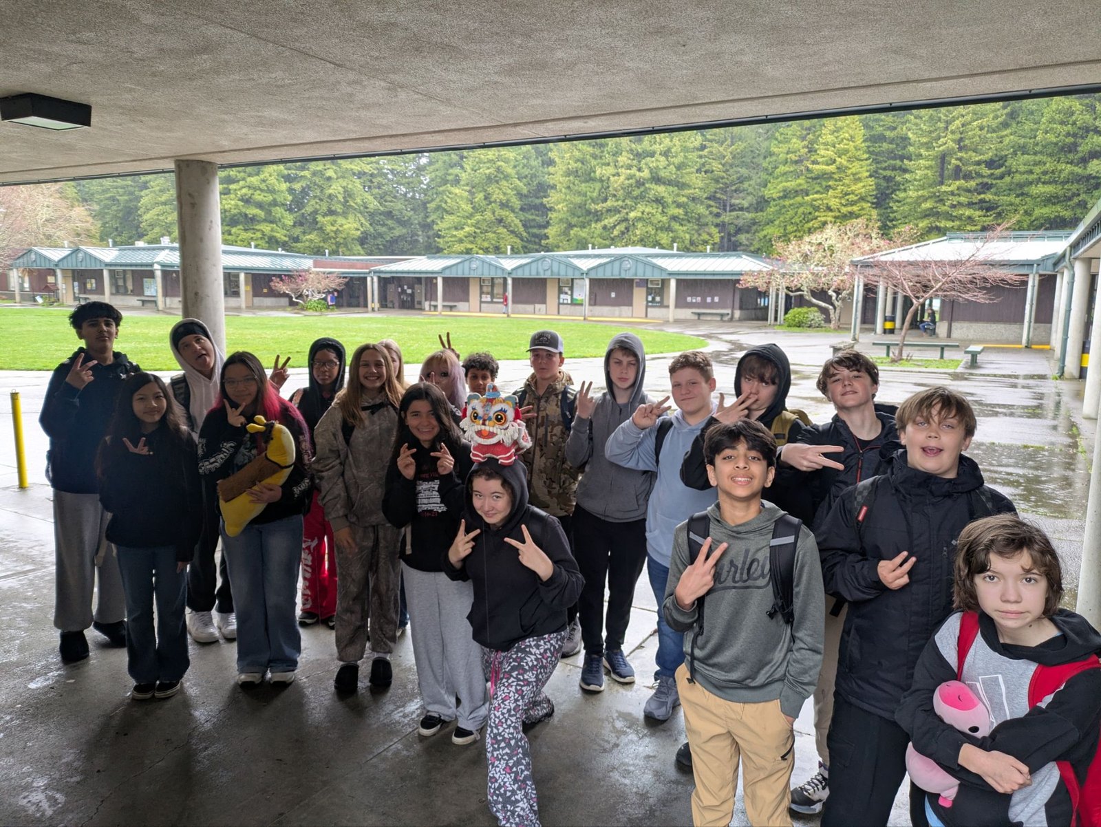 Students at Windship Middle School in California holding Raoming's lion dance mascot · 美國加州 Windship 中學學生捧著饒明的舞獅吉祥物