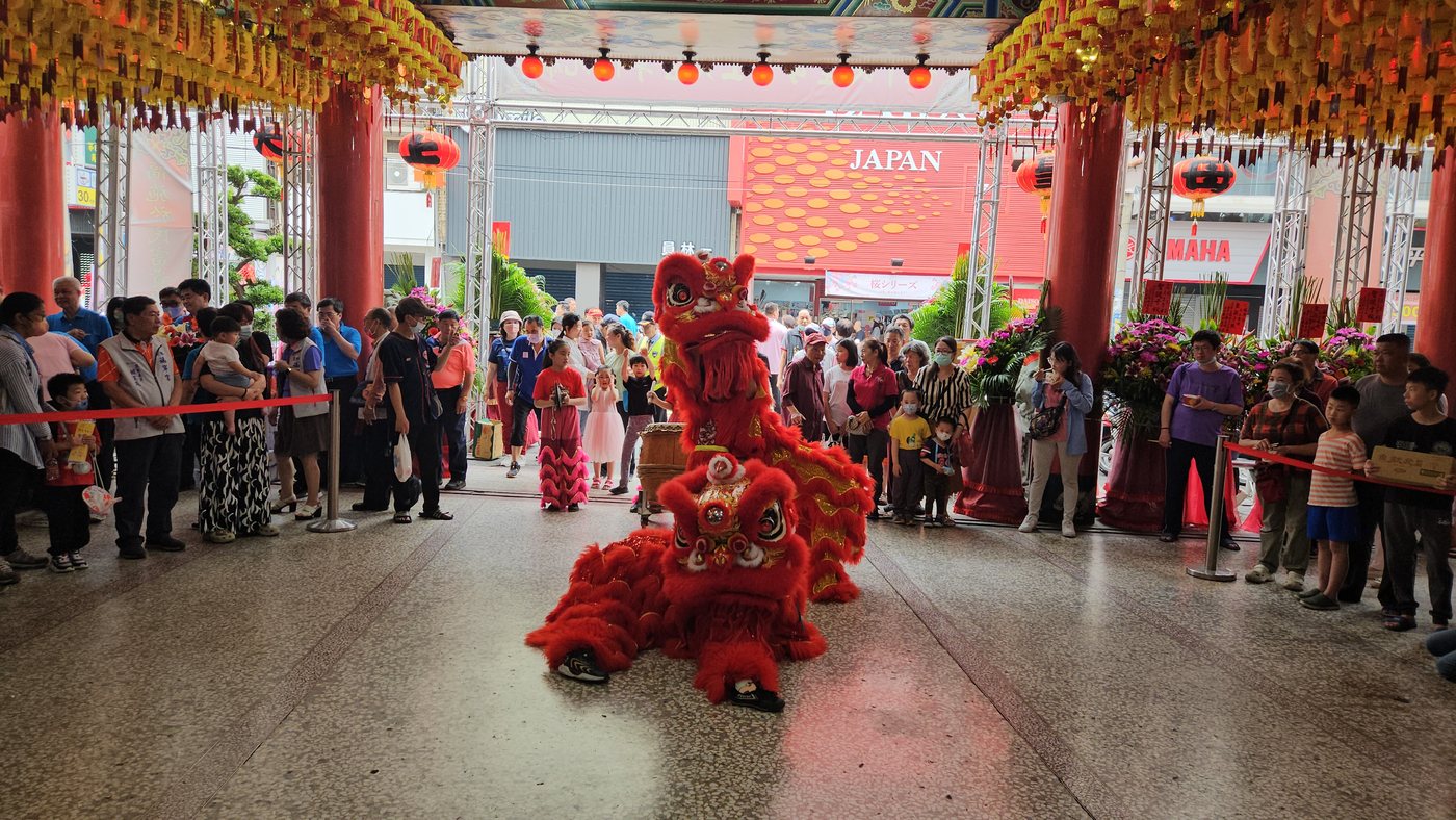 Lion Dance Around Town · 社區廟會舞獅表演