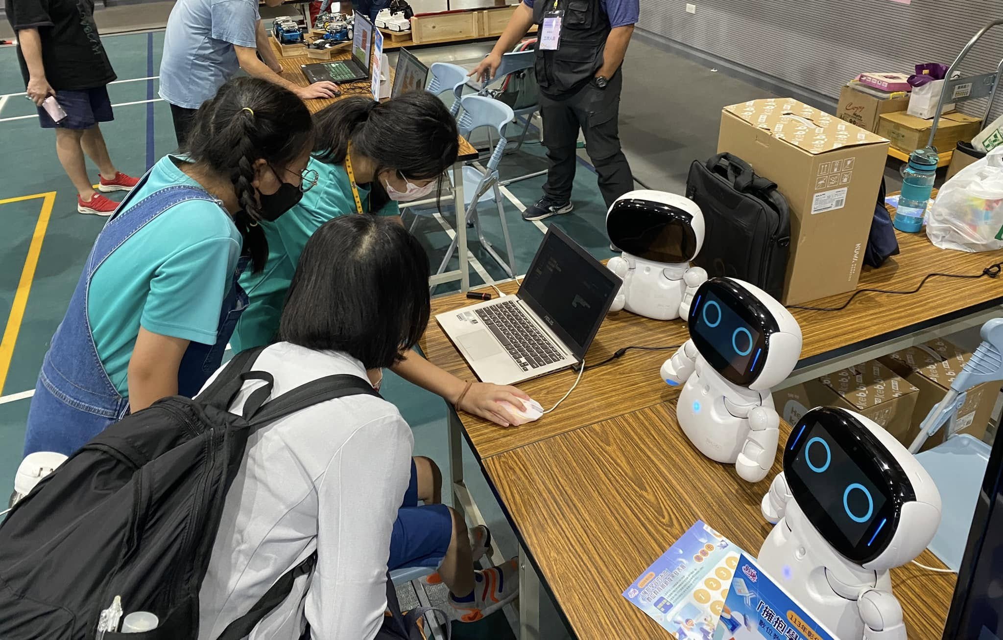 仁豐國小學生在數位教育創新成果發表會操作機器人