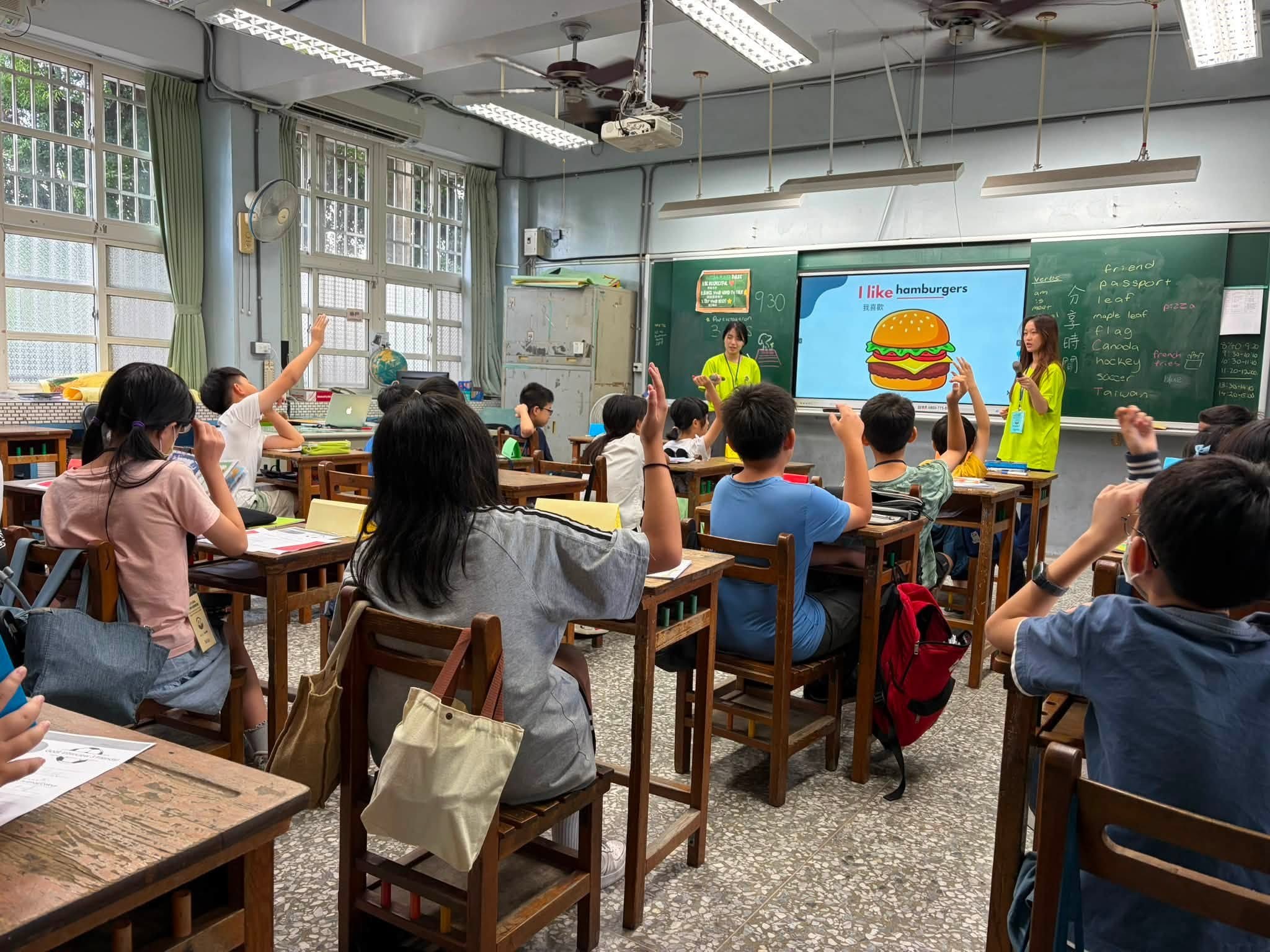 仁豐國小學生在課堂上舉手參與英語互動教學