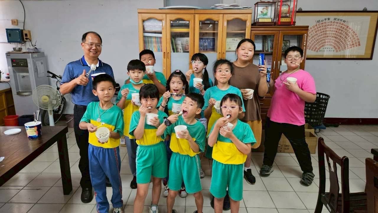 仁豐國小校長與學生在校長室一起製作並品嚐Oreo冰炫風