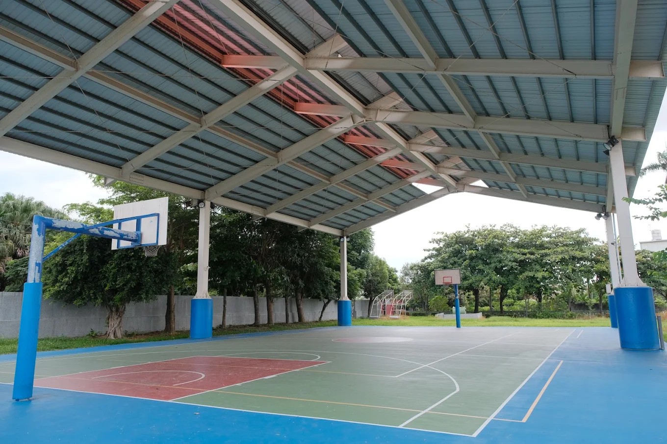 仁豐國小風雨球場，藍天綠地