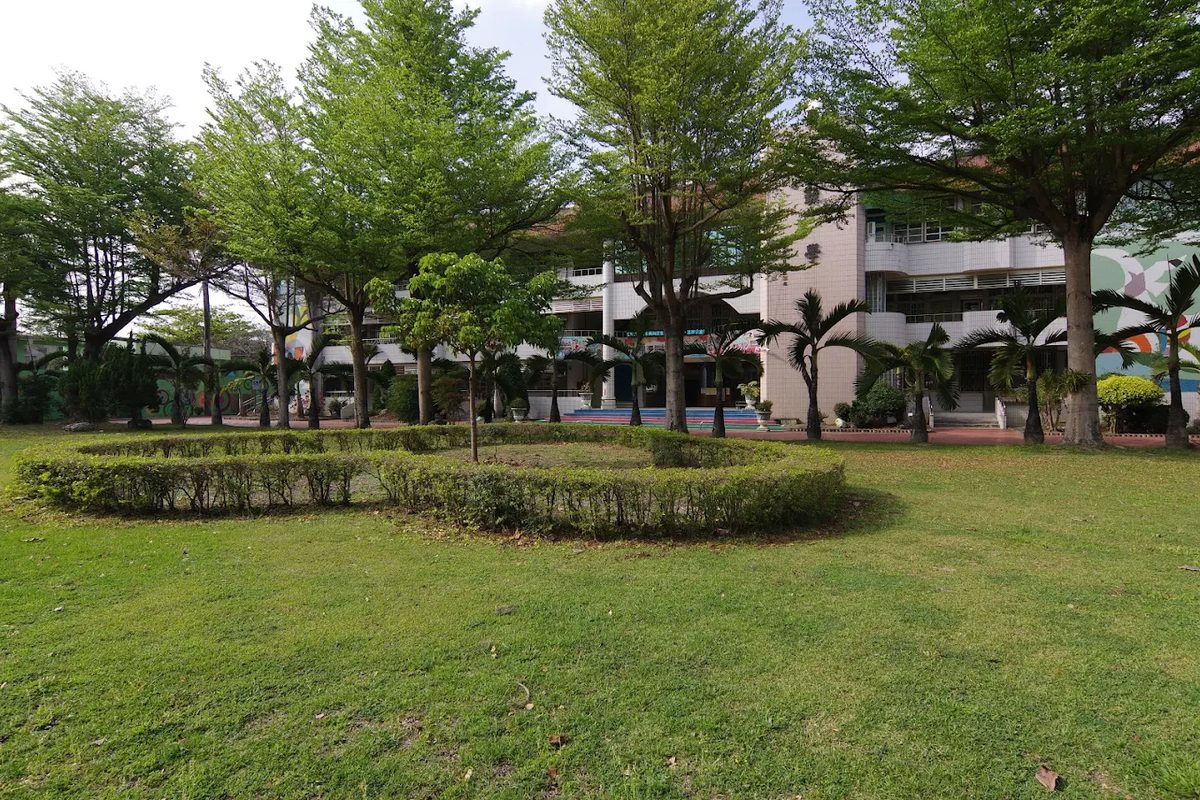 三潭國小草坪與校舍