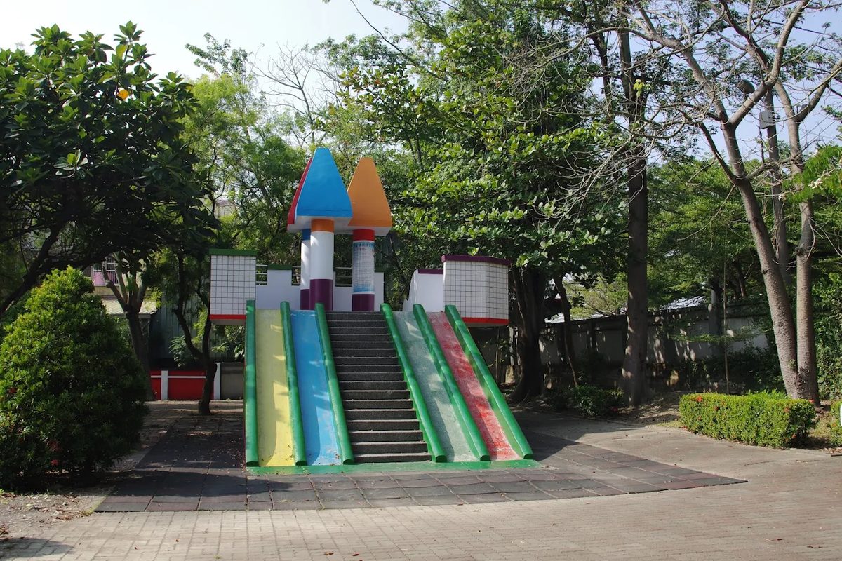 三潭國小校園紅色小涼亭
