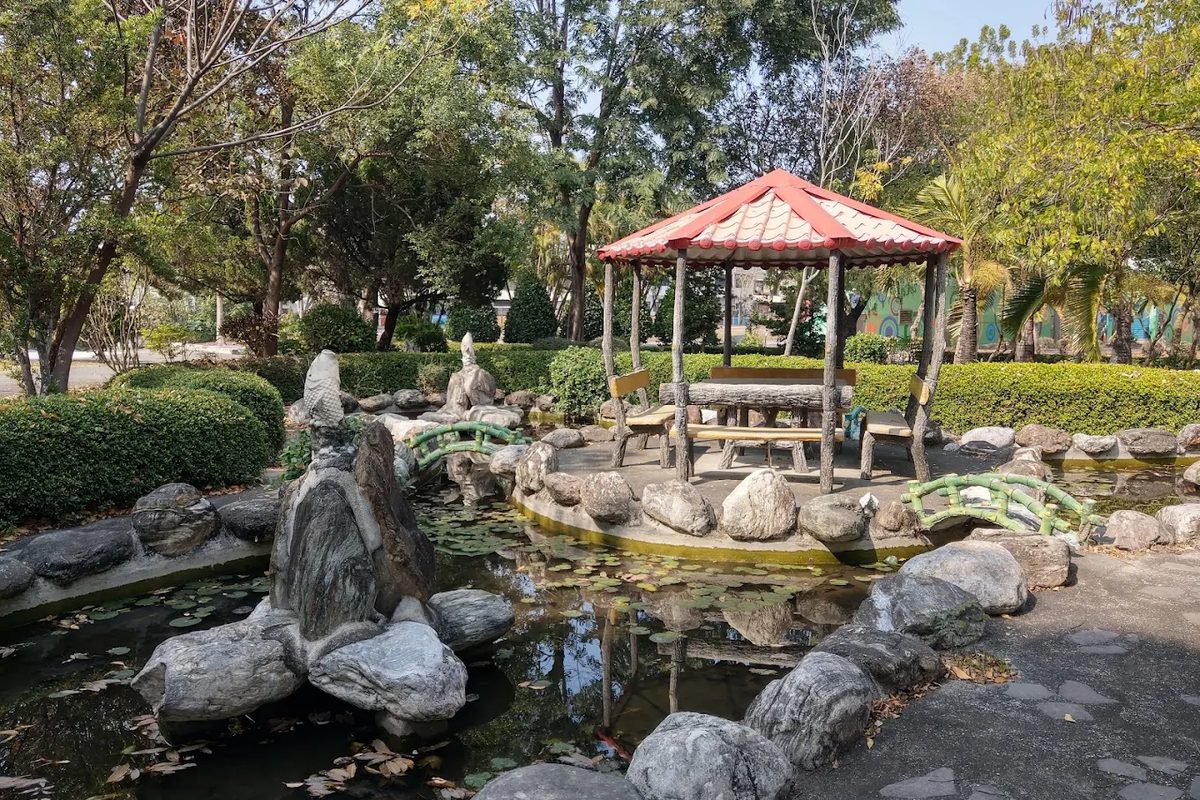 三潭國小校園水池與涼亭