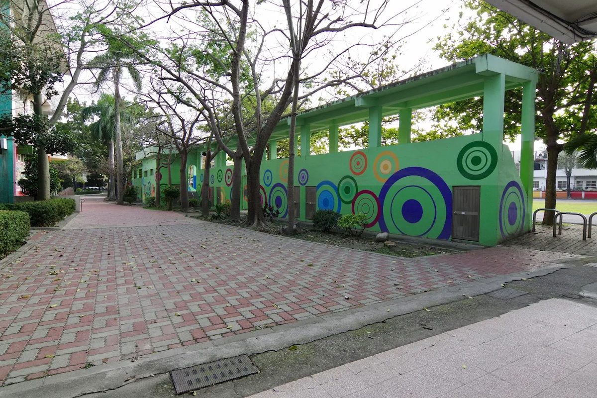 三潭國小彩色圓圈牆與林蔭步道