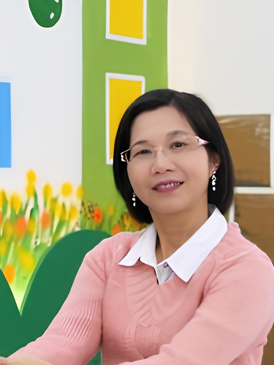 林素鳳校長 · Principal Lin Su-feng
