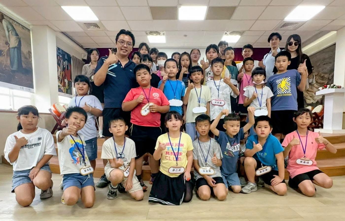 口琴夏令營全體師生與大學志工合影
