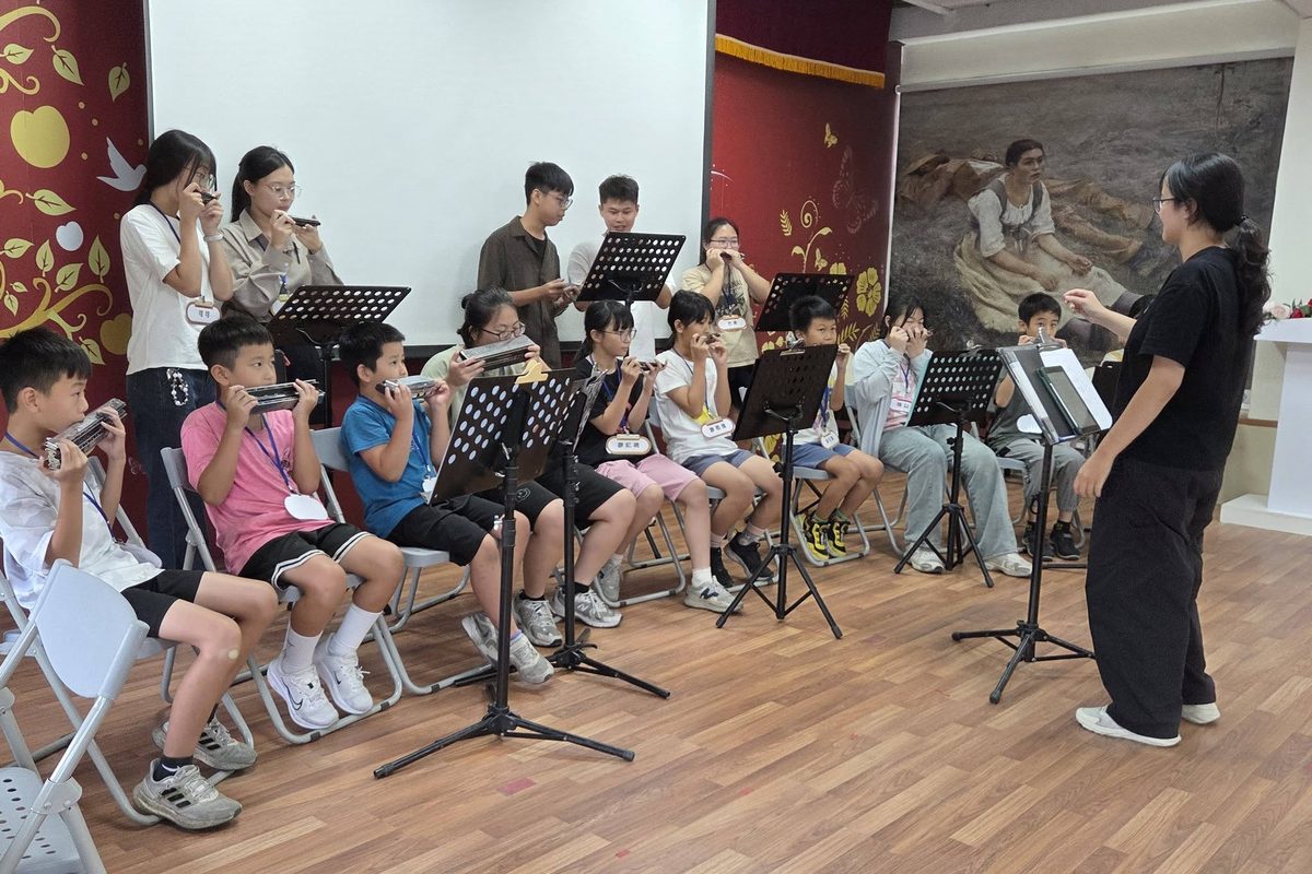 口琴合奏團在指揮帶領下演出