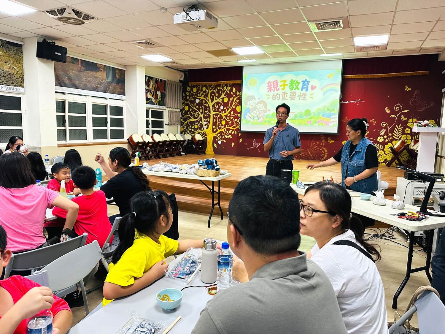 校長在活動中心以「親子教育的重要性」開場，手作講師在旁準備材料