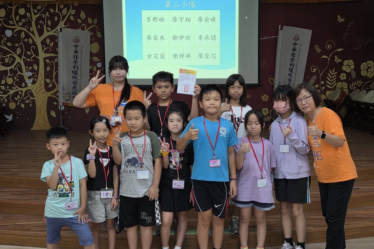 營隊「本日心分享」時間，孩子與隊輔合影
