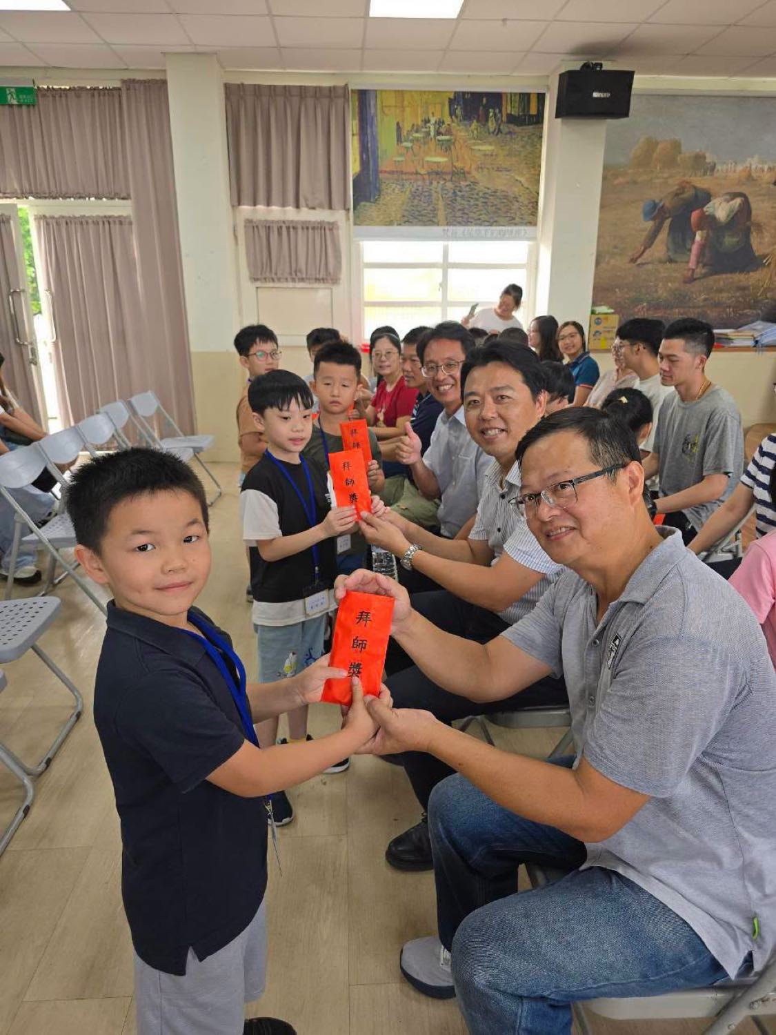 新生將紅色「拜師禮」雙手奉給師長