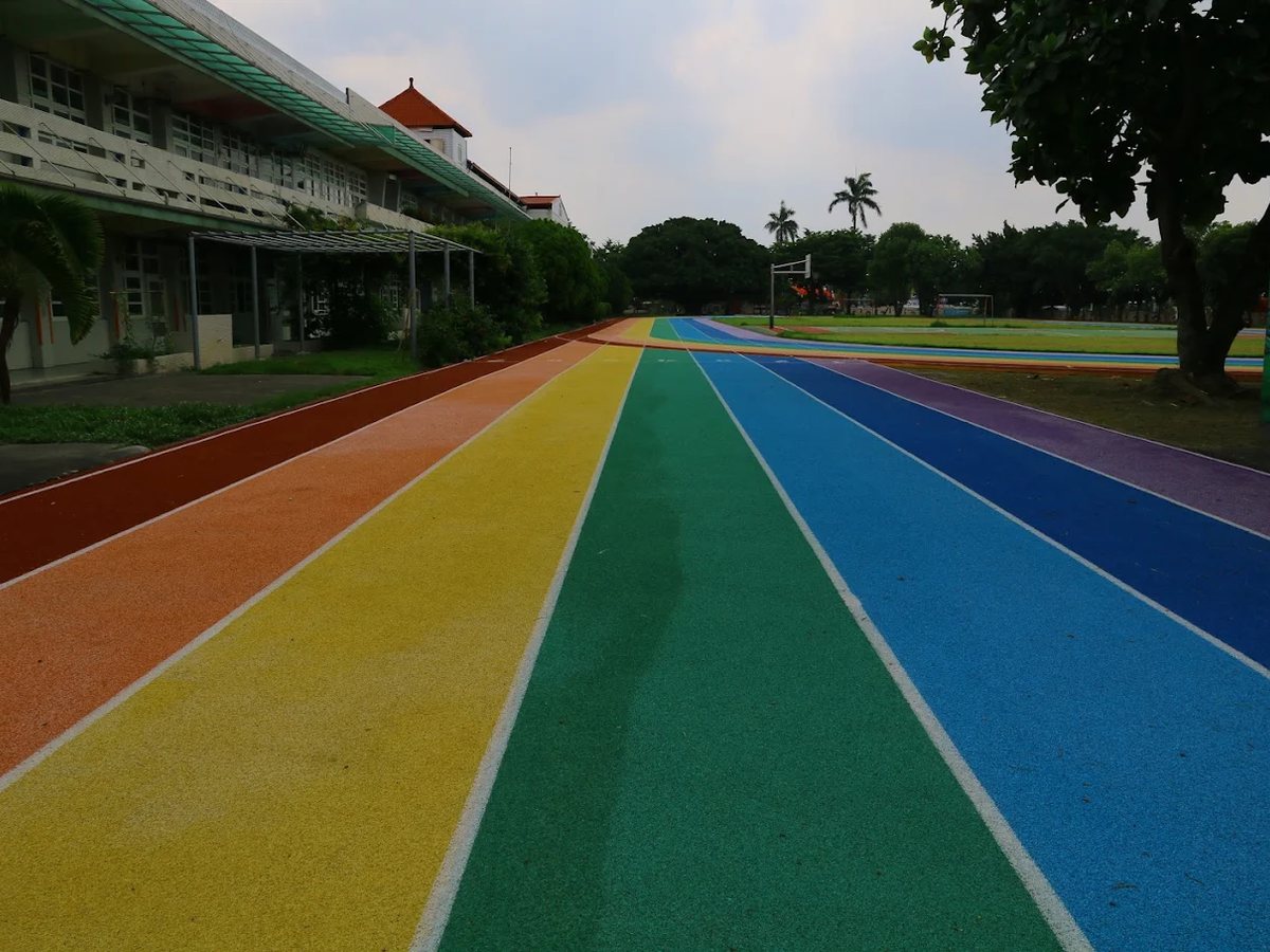三條國小 200 公尺彩虹 PU 跑道 Santiao Elementary rainbow PU running track