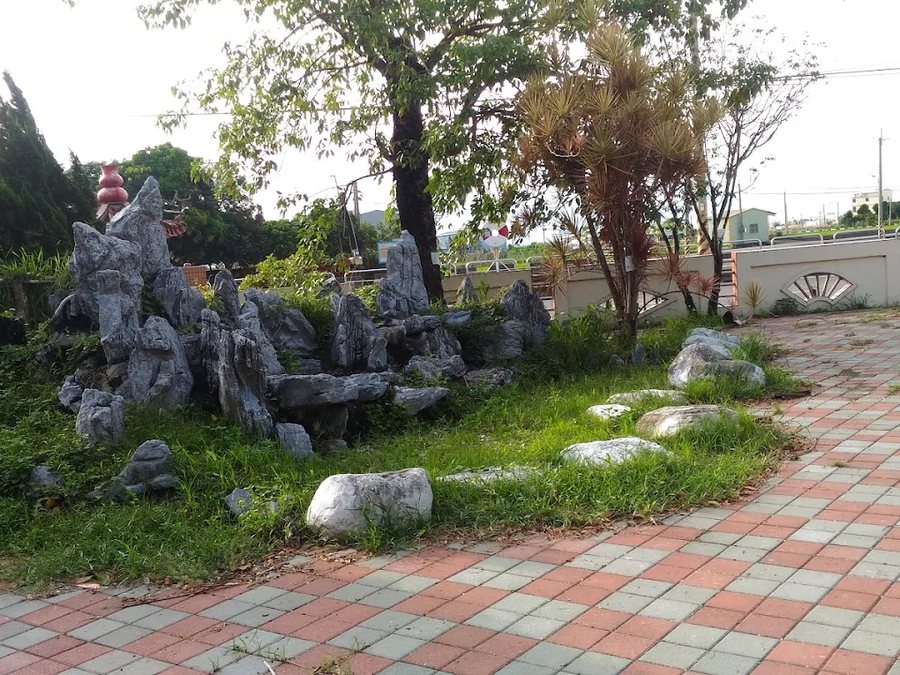 三條國小假山水池與石徑