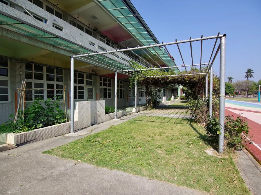 三條國小教室外花架綠廊步道