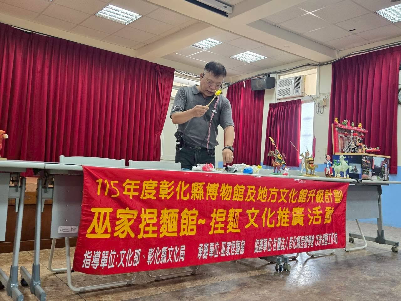 巫館長現場示範捏麵人技藝