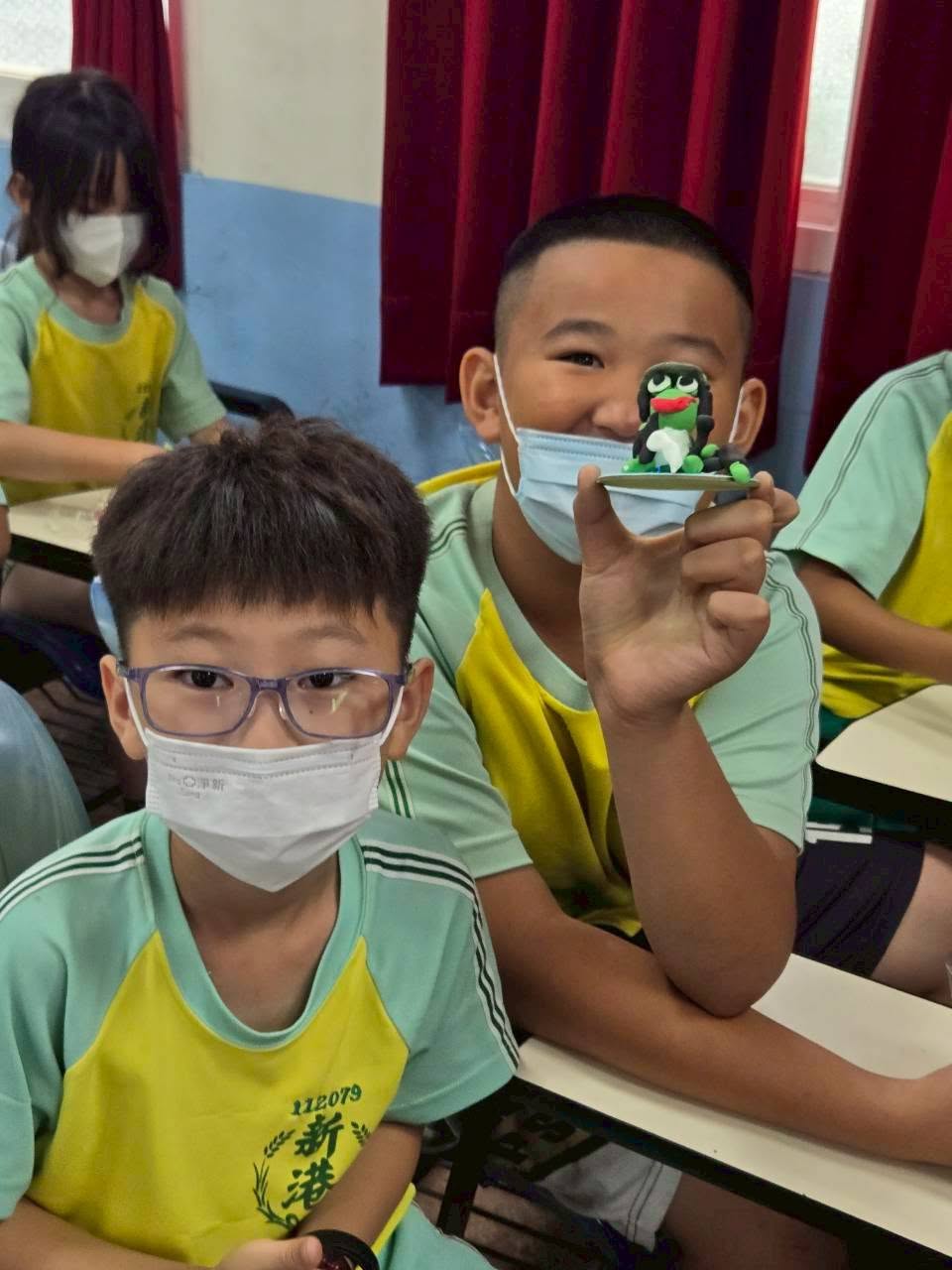 新港國小學生展示捏麵人青蛙作品