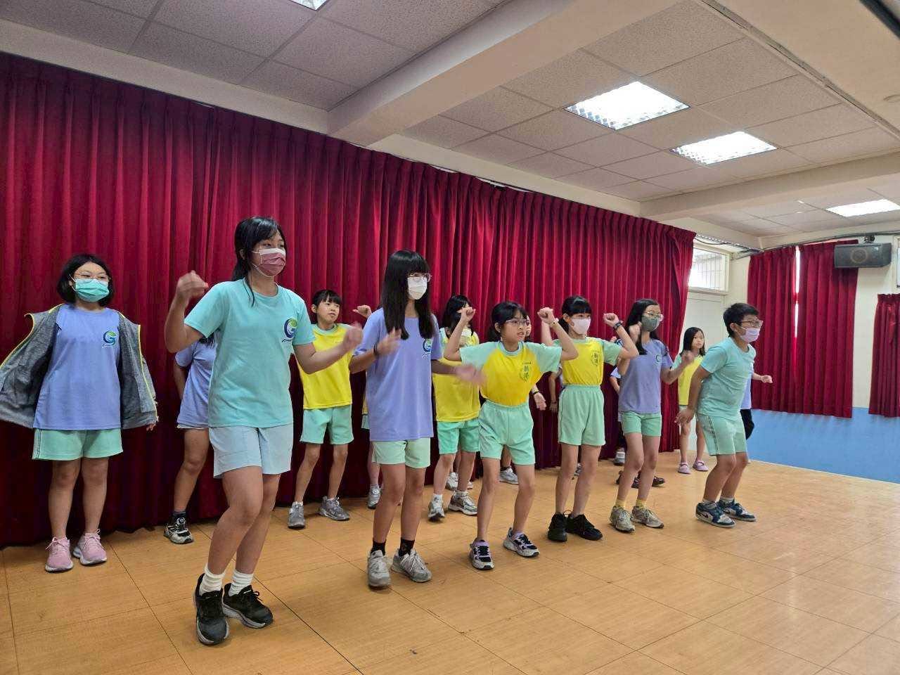 街舞隊學生們握拳擺出自信姿勢