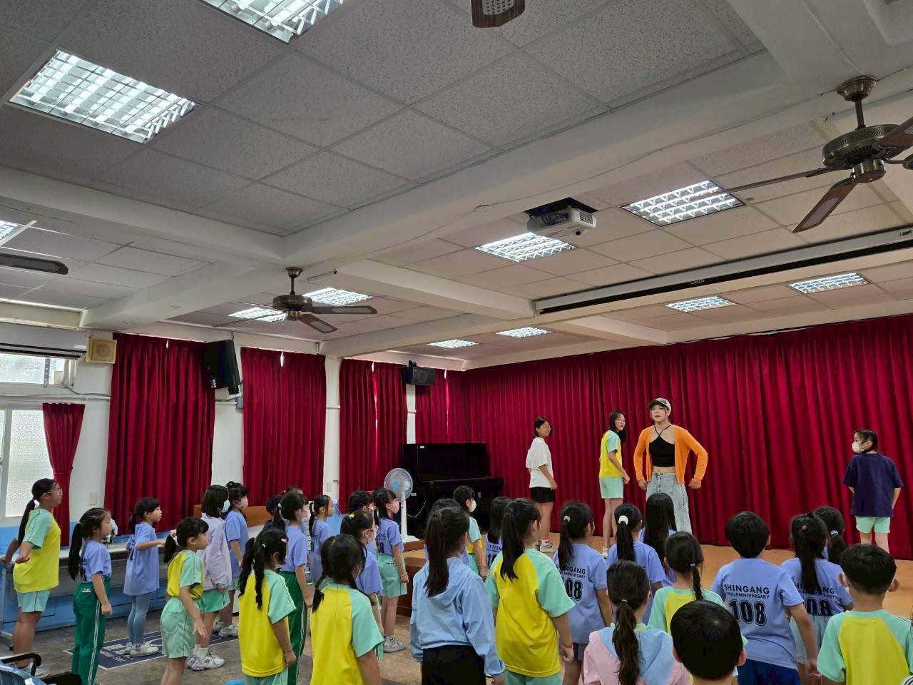 新港國小街舞隊學生排成一列練習舞步