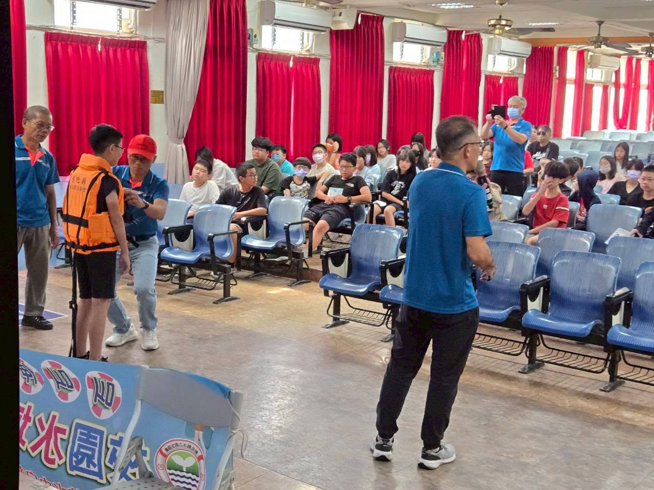 學生們穿著救生衣聆聽水域安全解說