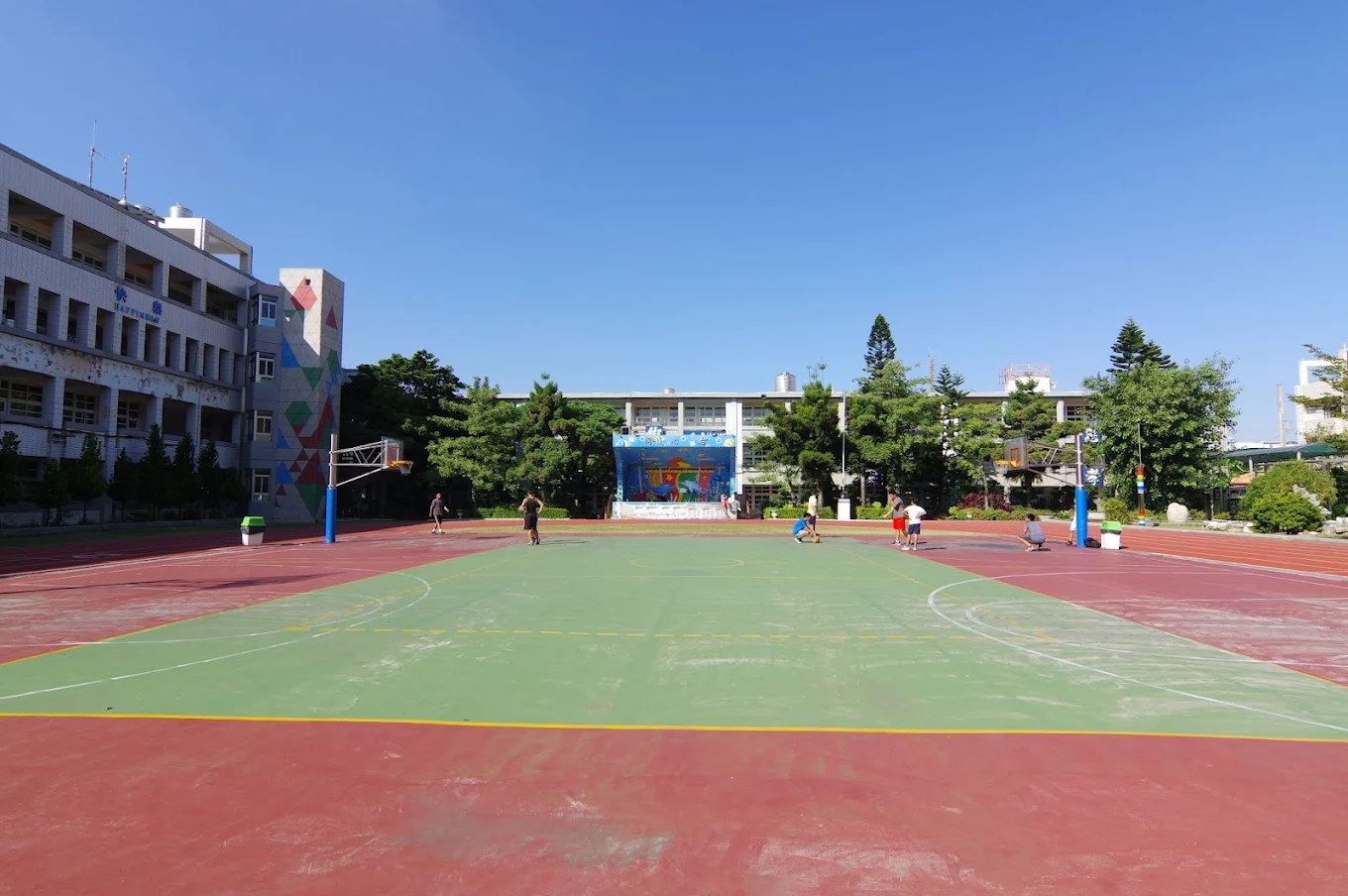 新港國小學生在籃球場上活動 students playing on the basketball court
