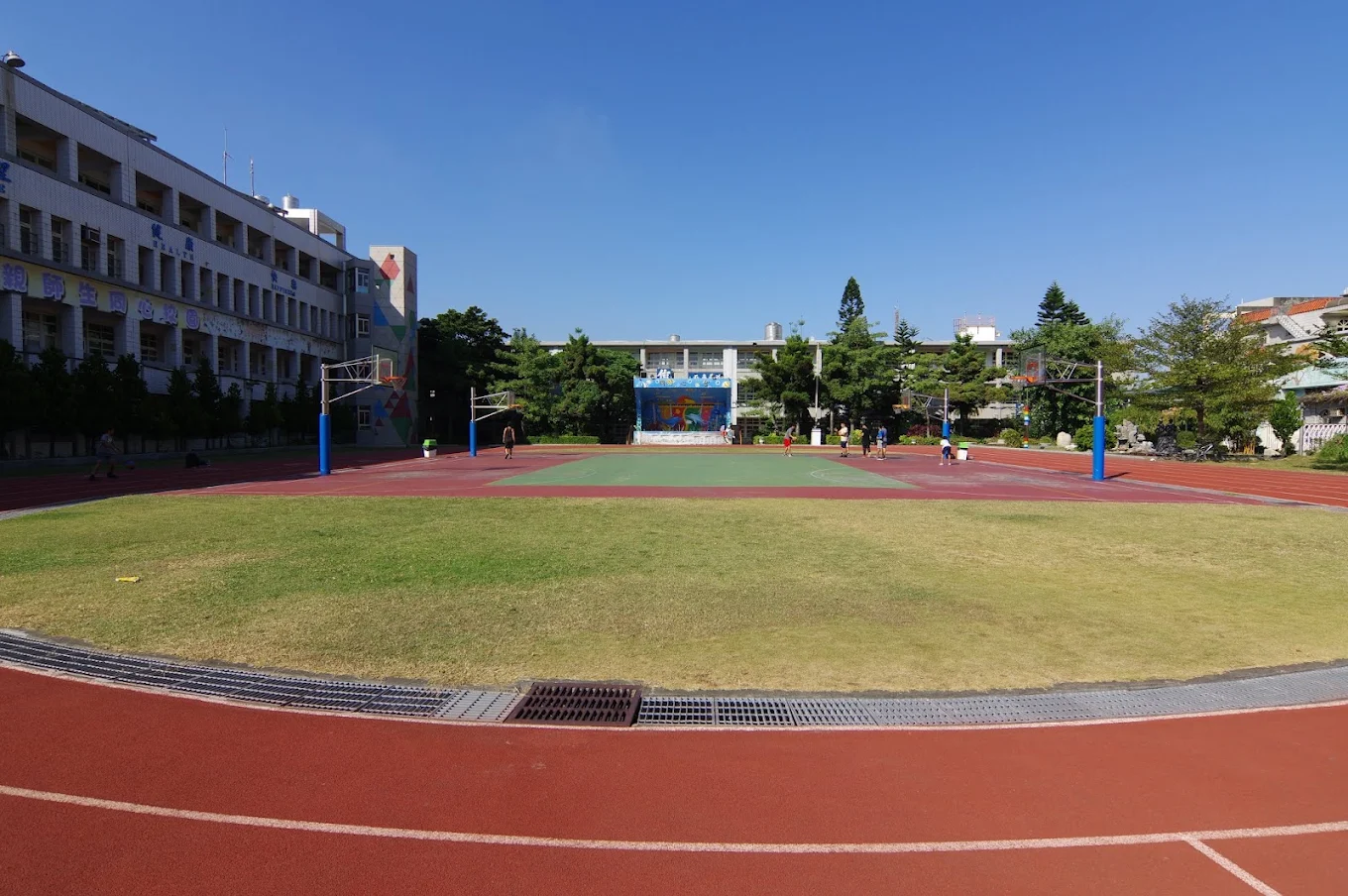 新港國小籃球場 basketball court on campus