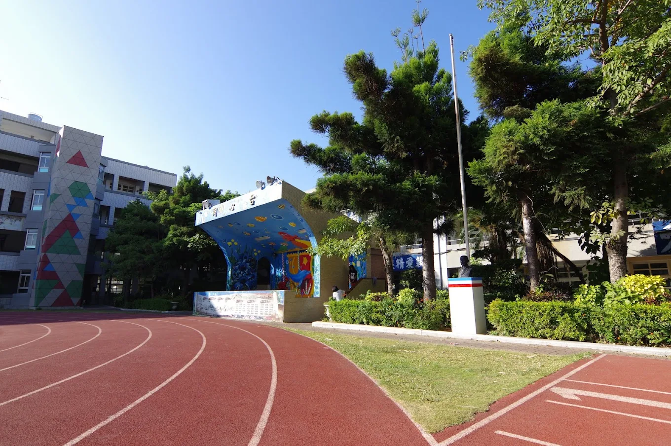 新港國小司令台 ocean-themed stage pavilion