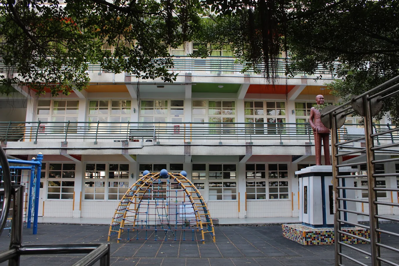 新港國小校園銅像 bronze statue on Shingang's campus