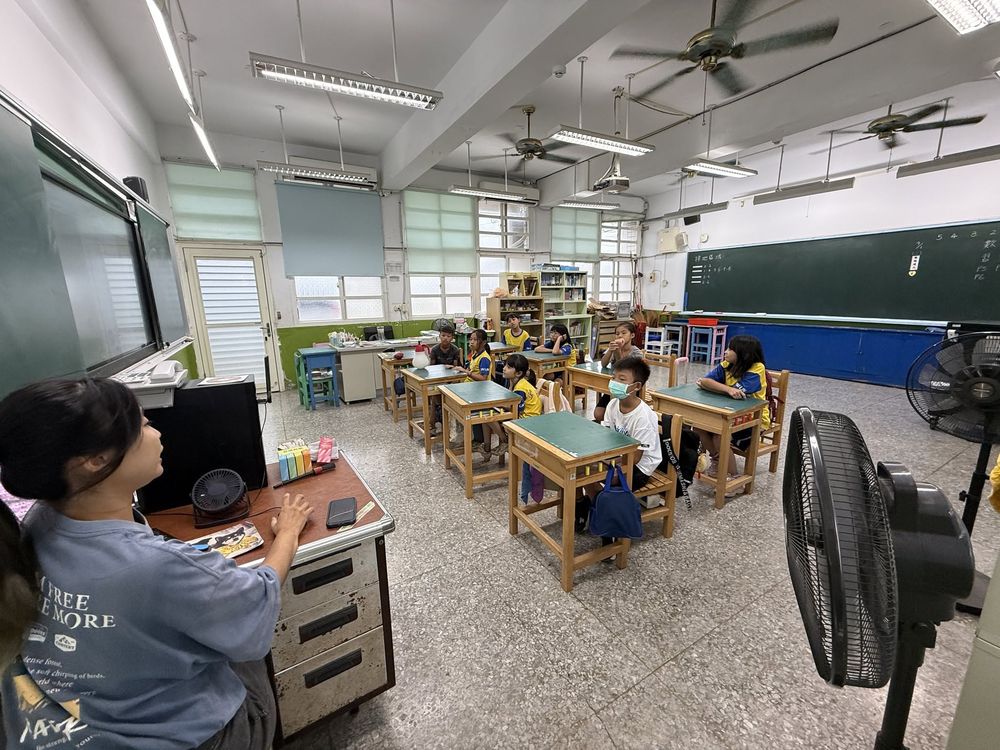 水尾國小課後學習，老師在講台旁協助，學生在座位上自習