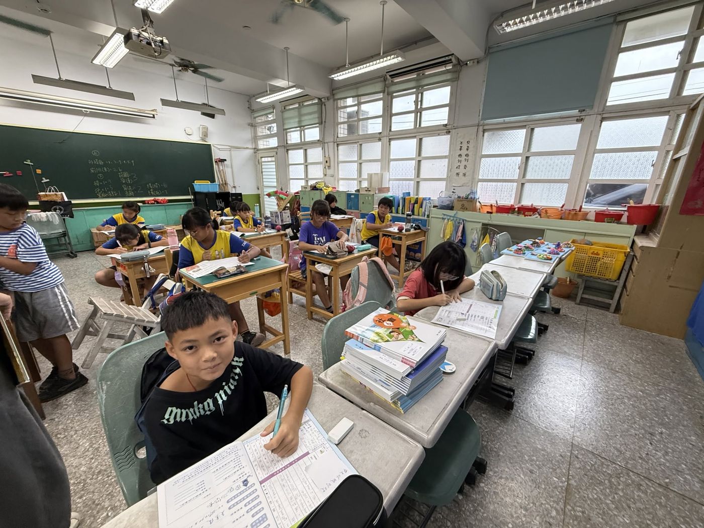 水尾國小課後學習時間,學生在教室座位上專心寫作業