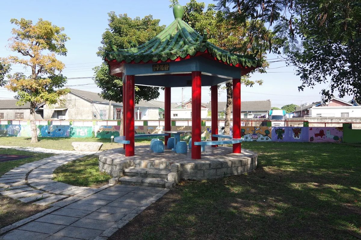水尾國小校園裡的紅柱涼亭與老樹 A red-pillared pavilion under the campus trees