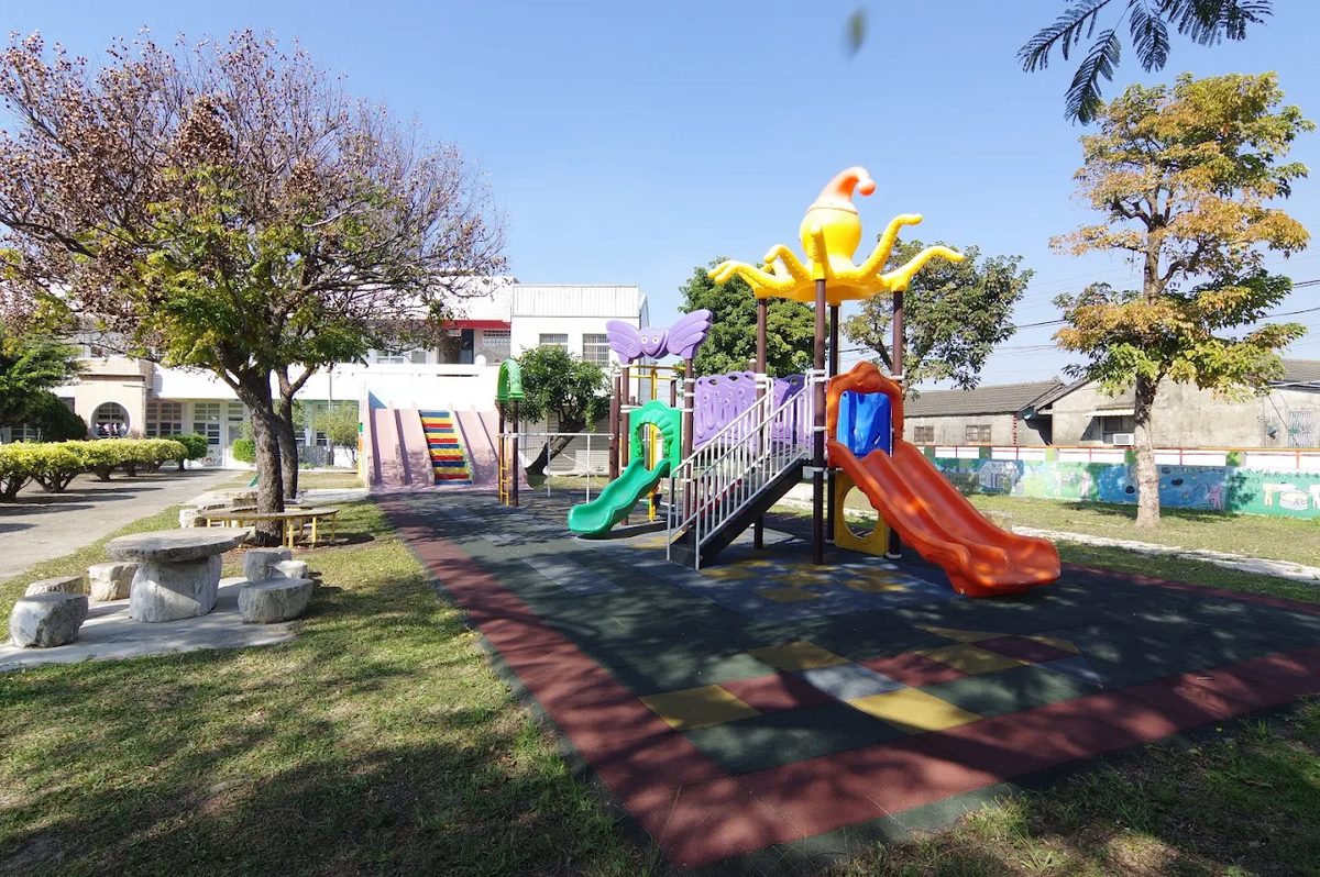 水尾國小色彩繽紛的遊戲場與溜滑梯 The colourful playground at Shuiwei Elementary