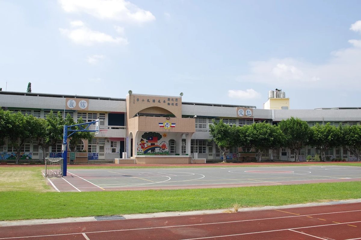 水尾國小行政大樓與司令台