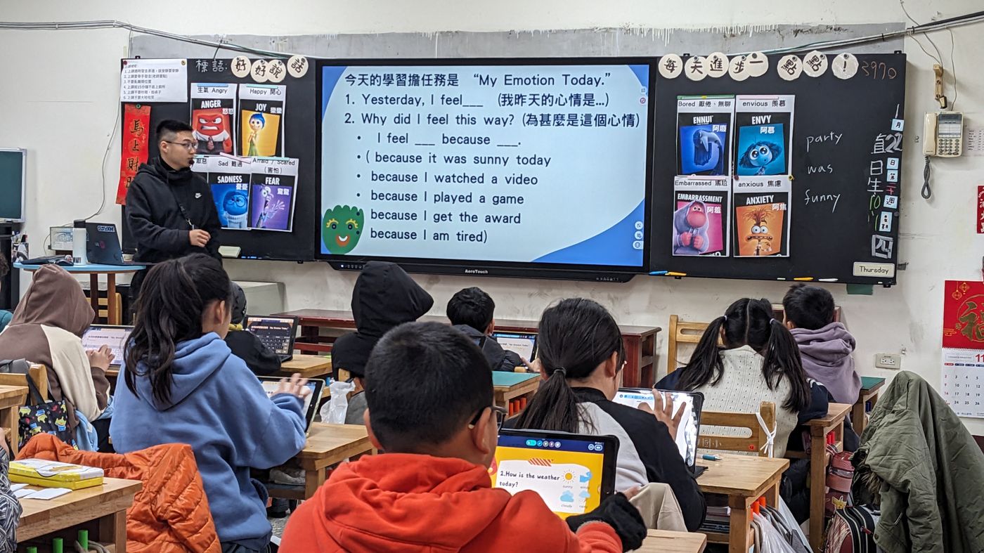 Grade 5 bilingual class — 'My Emotion Today' sentence on the smart board with students working on tablets