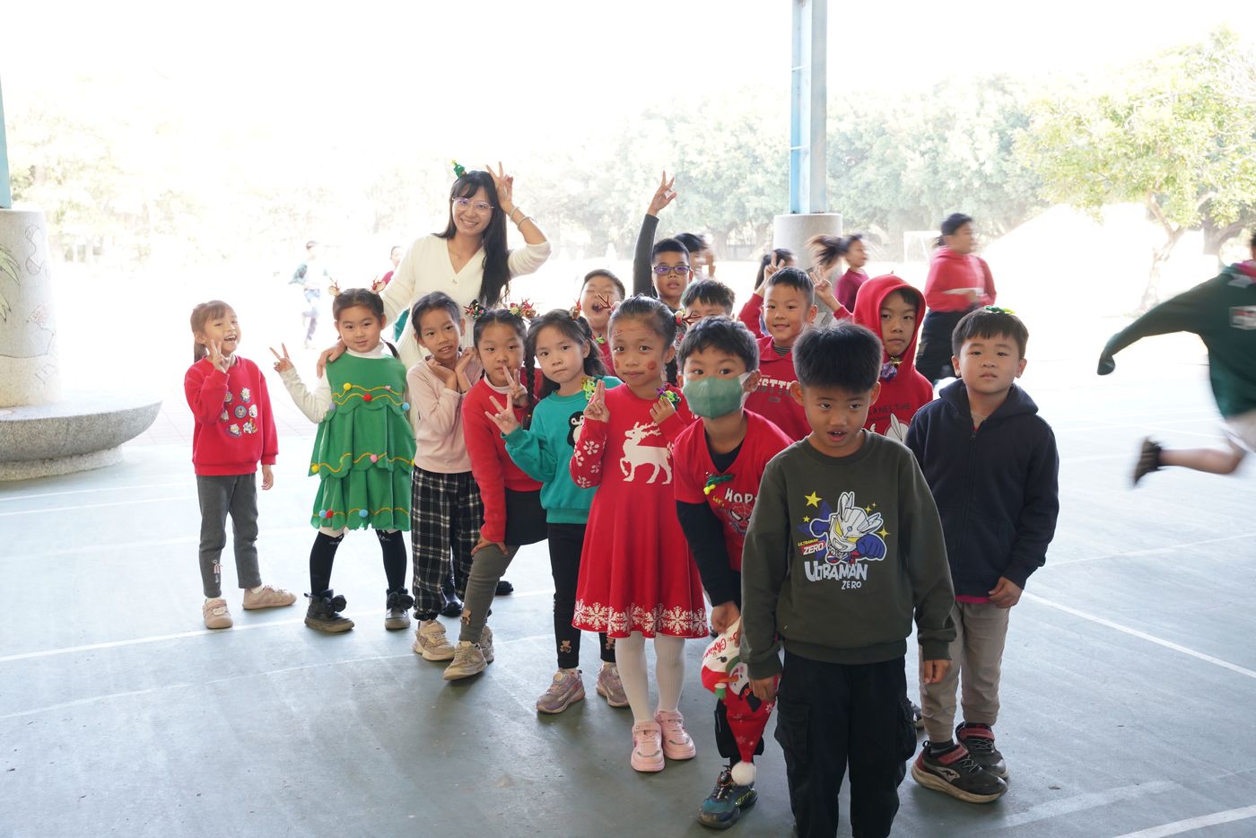 Students and teacher celebrating Christmas at Siangtian Elementary