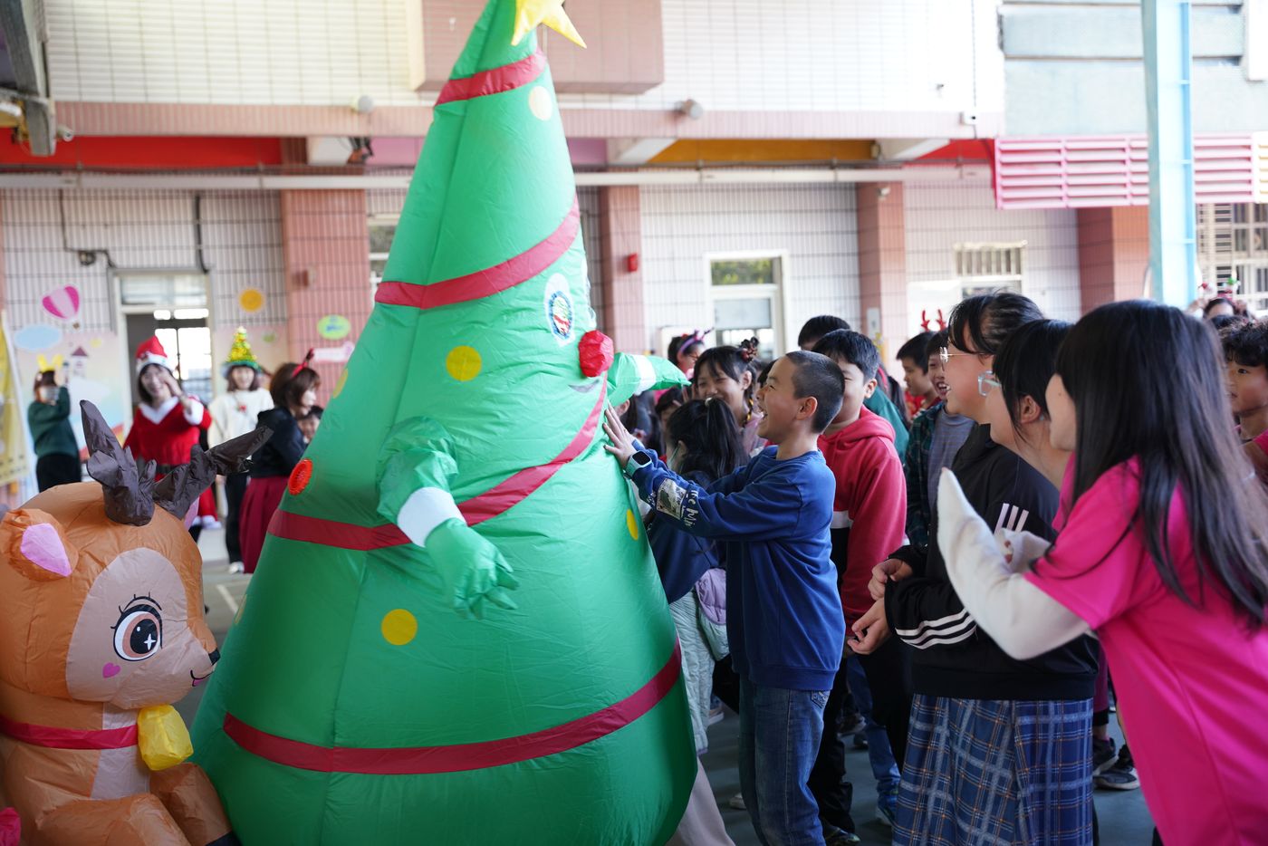 Siangtian students gathered around an inflatable Christmas tree during the school Christmas party
