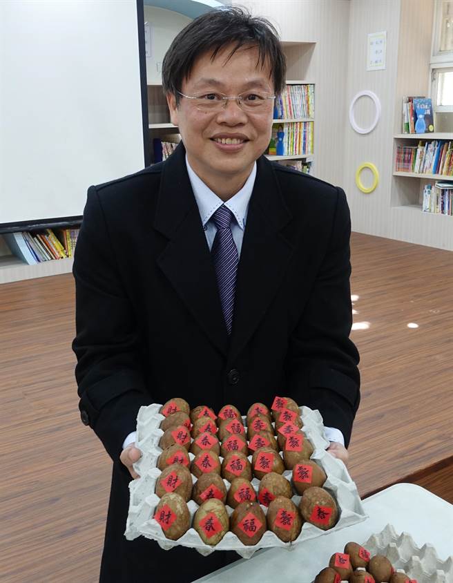 Principal Cheng Pei-hua of Siangtian Elementary School