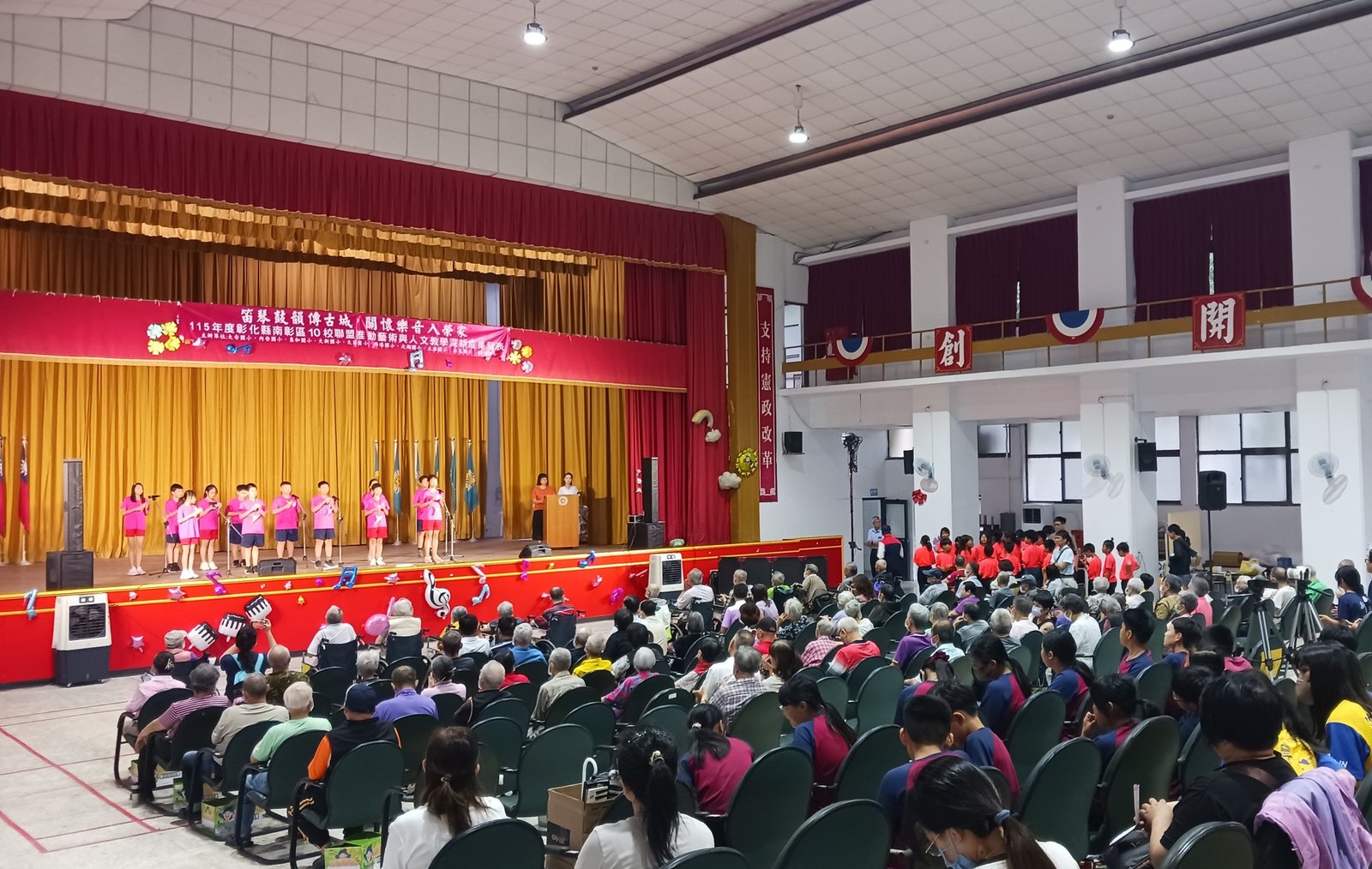 Sigang students performing at Veterans' Home · 學生於榮民之家表演