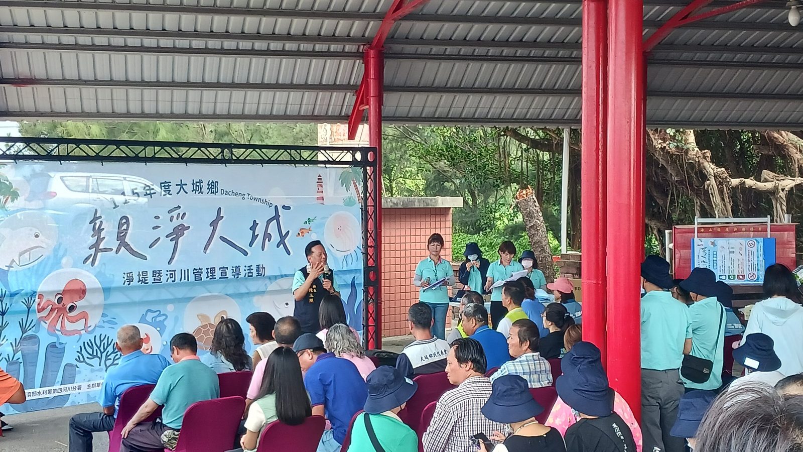 Beach cleanup at Sigang Haishan temple seawall · 親淨大城淨堤