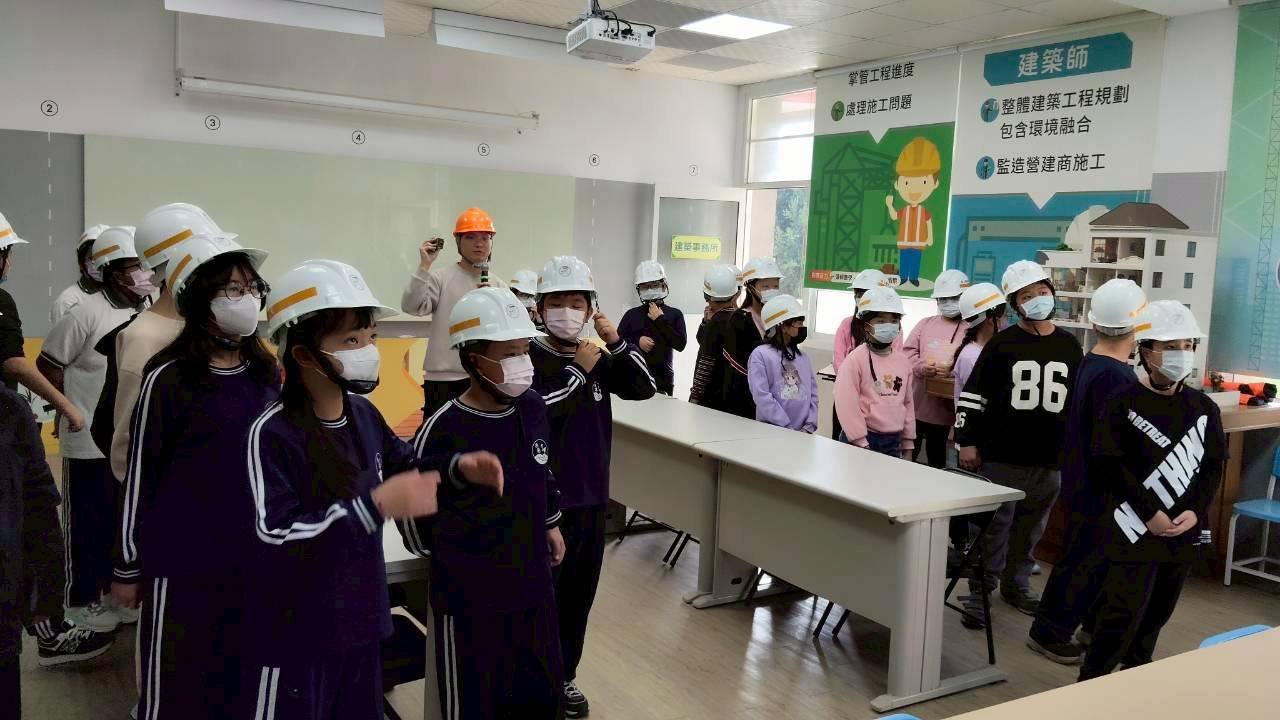 Sigang students learning to lay bricks · 原斗職探中心砌磚